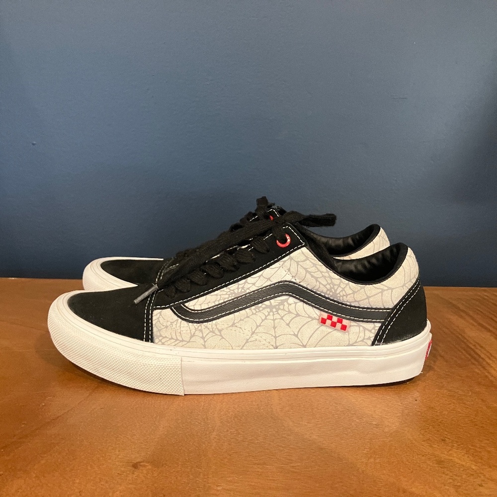 Vans Skate Old Skool Skate Black Widow sneakers w/ "Sample Tag". Men's 9